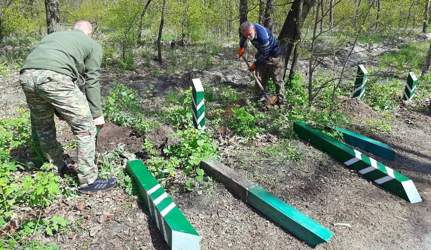 У Київському лісництві встановили десятки нових антипаркувальних стовпчиків: фото