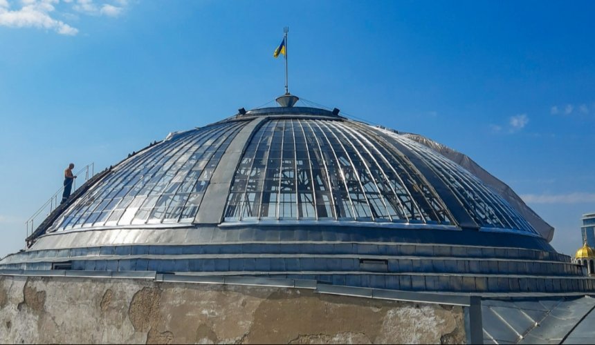 У Києві відреставрували скляний купол Будинку вчителя: що залишилось зробити
