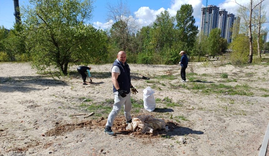 У Дарницькому районі кияни влаштували прибирання біля озера: фото