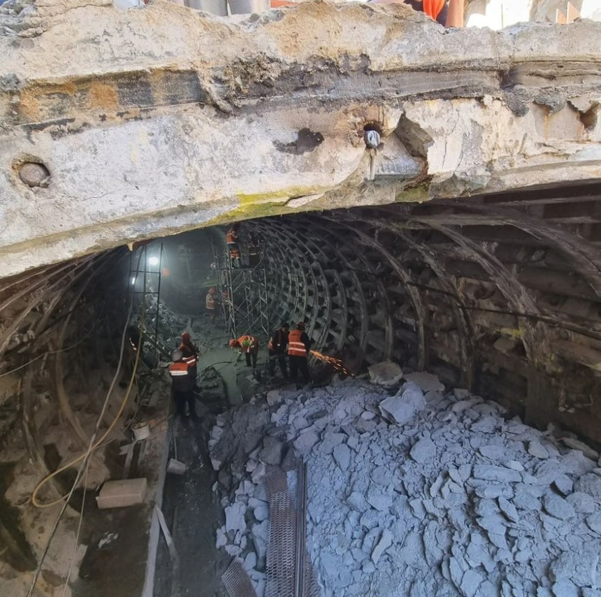 У Києві на Деміївській площі розкрили аварійний тунель метро. Як це вплине на швидкість ремонту