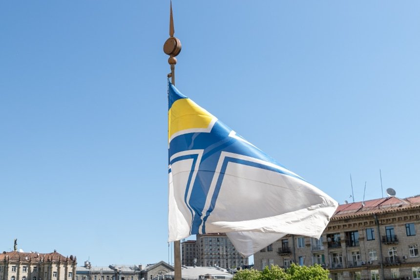 На флагштоку Київської міської держадміністрації підняли Військово-Морський Прапор ЗСУ