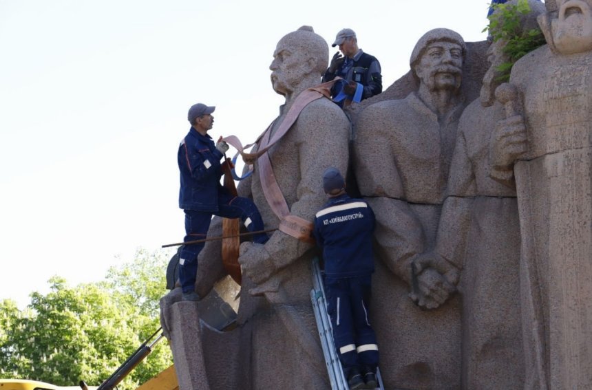 30 квітня у Києві почали демонтувати скульптуру під аркою Свободи українського народу: фото