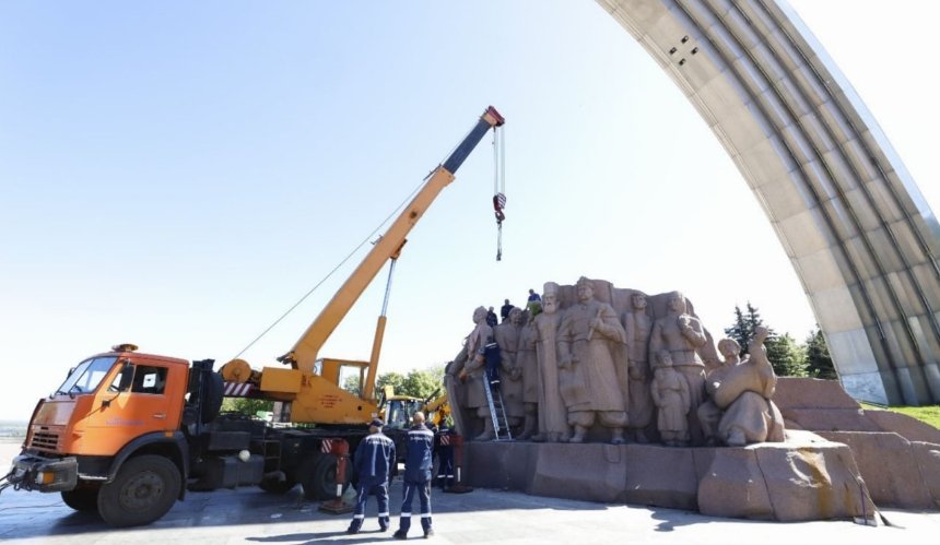 У Києві почали демонтаж скульптури під аркою Свободи українського народу: фото