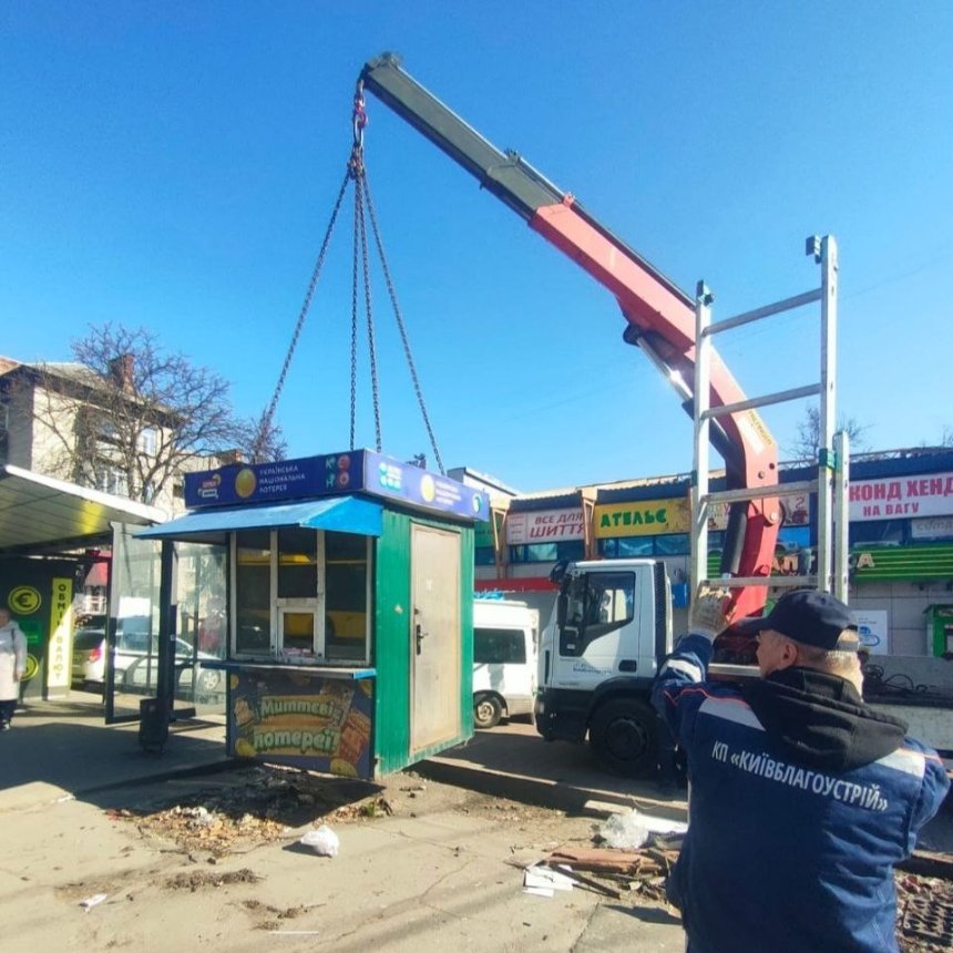 На вулиці Кирилівській в Оболонському районі Києва демонтували незаконні МАФи: фото