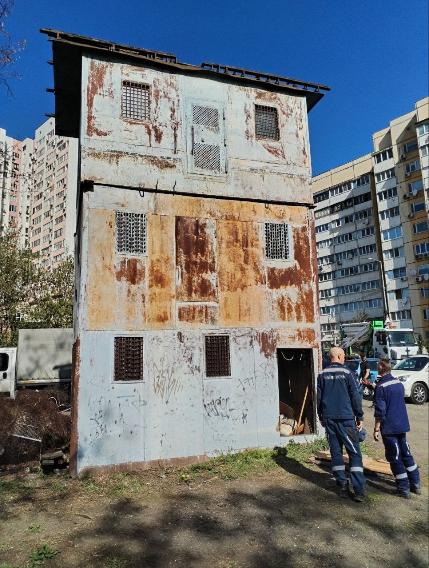 У Києві розібрали незвичну споруду — приміщення з трьох гаражів для розведення голубів: фото