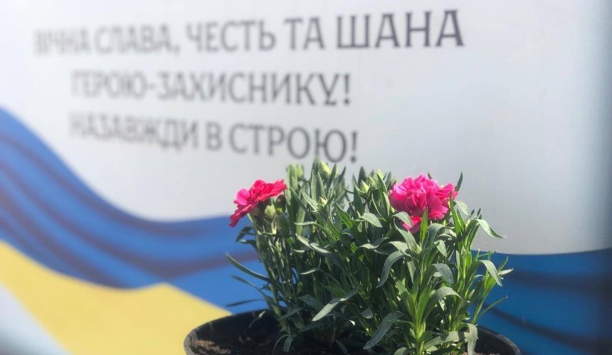 В Ірпені перед поминальними днями висадили квіти на Алеї Слави