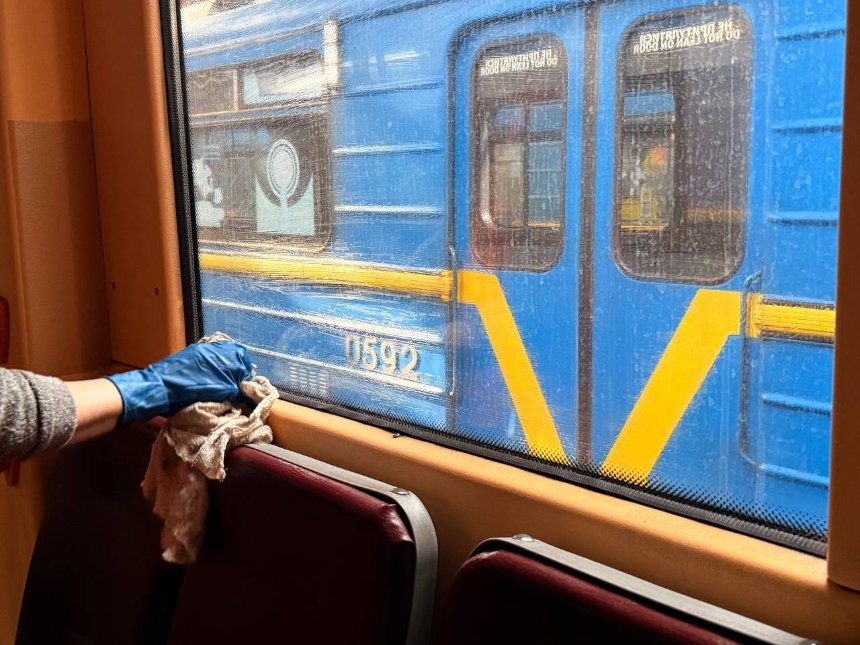 Як прибирають київське метро