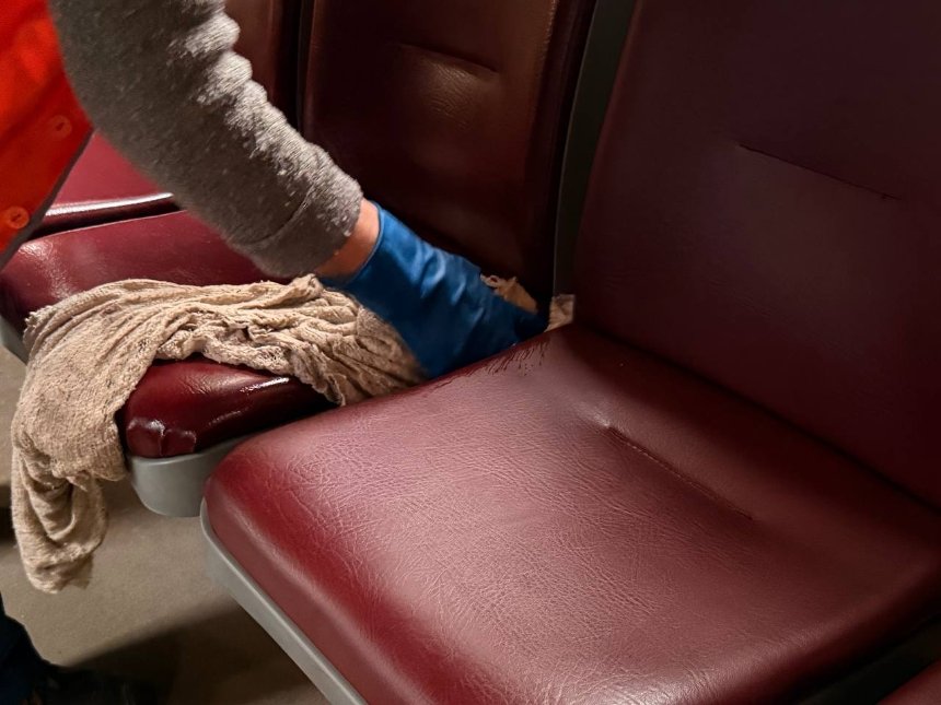 Як прибирають київське метро