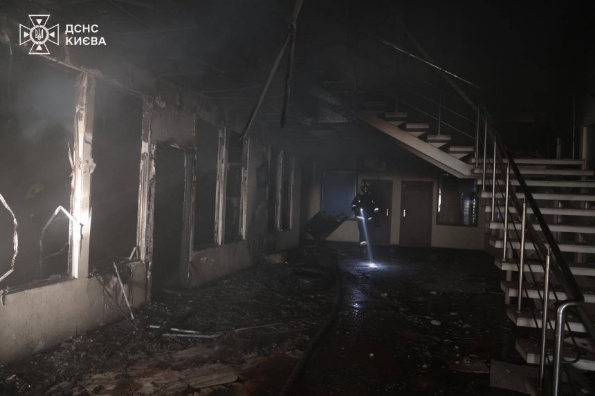 Наслідки ранкового обстрілу у Києві 4 квітня 2026 року: на місці влучання дрона ліквідували пожежу