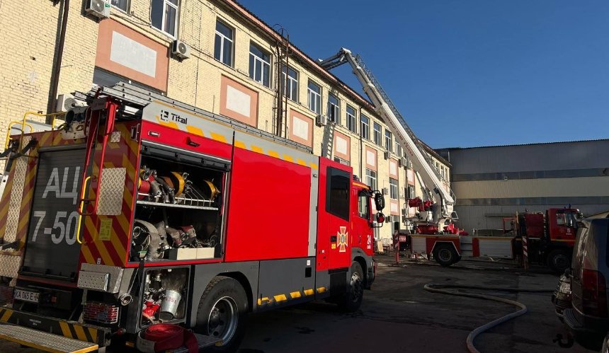 Наслідки ранкового обстрілу у Києві: на місці влучання дрона ліквідували пожежу