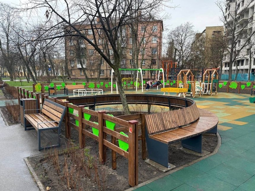 У Дарницькому районі завершили ремонт скверу
