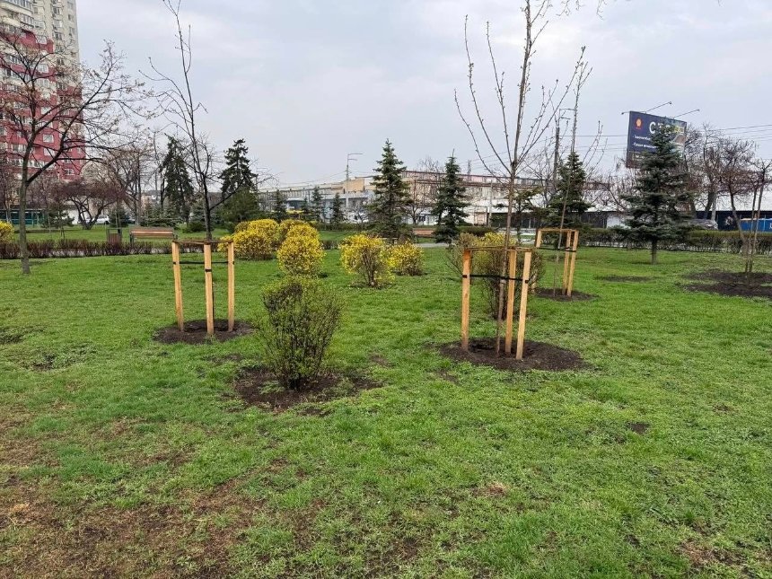 У Дарницькому районі завершили ремонт скверу