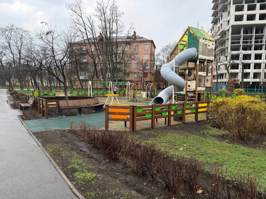 У Дарницькому районі завершили ремонт скверу