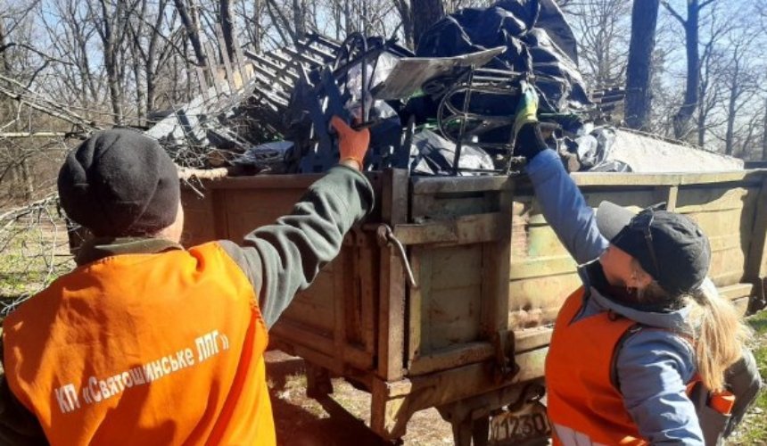 Тонни сміття та сотні саджанців: підсумки весняних толок у Києві за тиждень