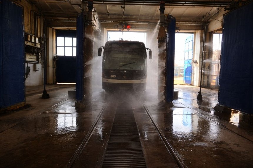 Як у "Київпастрансі" щодня готують трамваї до виходу на маршрути