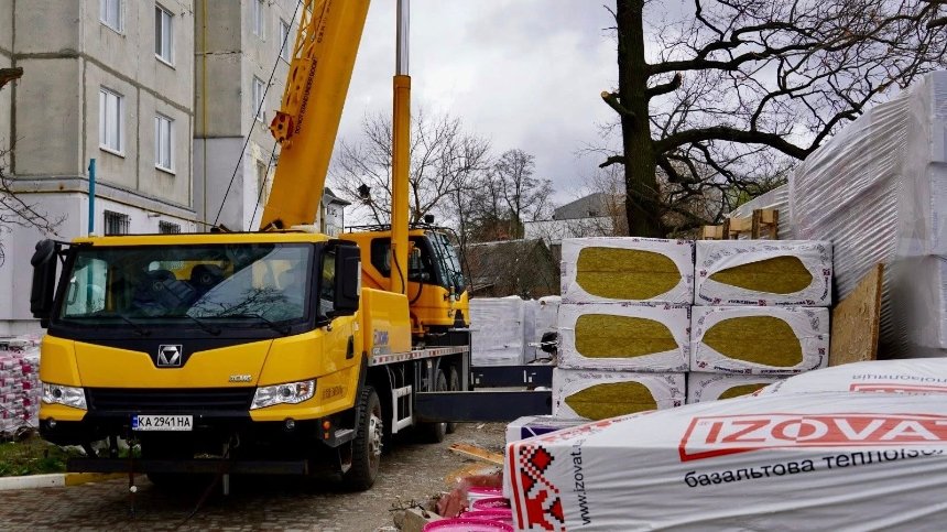 В Ірпені триває ремонт житла, пошкодженого обстрілом