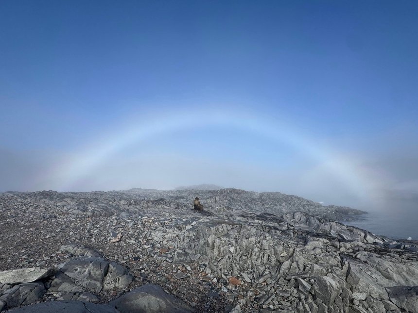 Українські полярники зафіксували рідкісну білу веселку