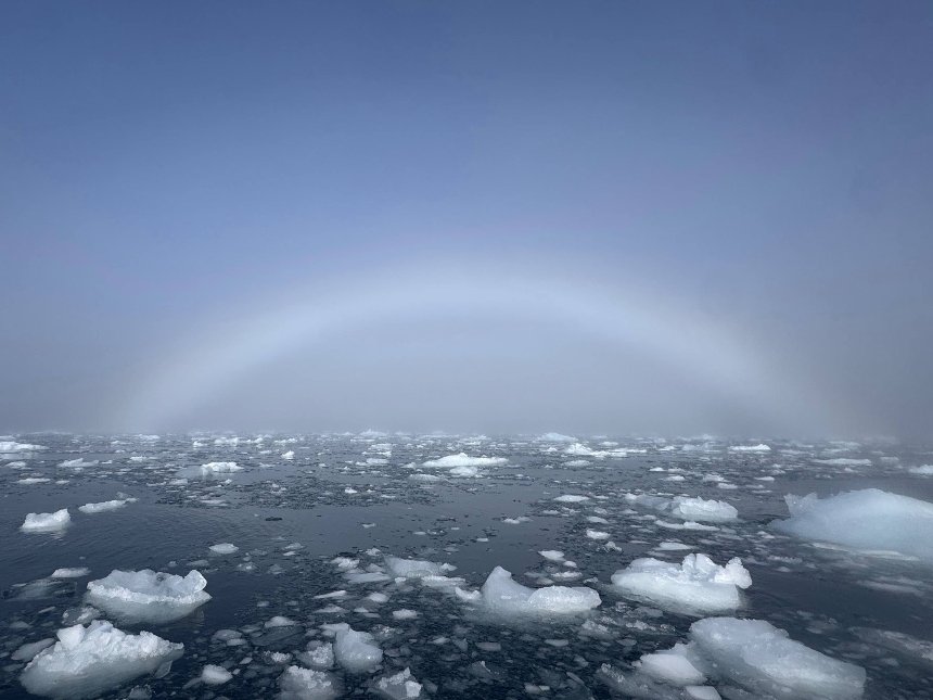 Українські полярники зафіксували рідкісну білу веселку