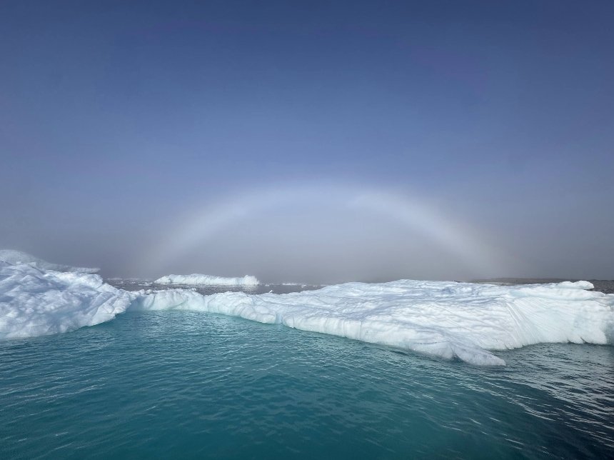 Українські полярники зафіксували рідкісну білу веселку