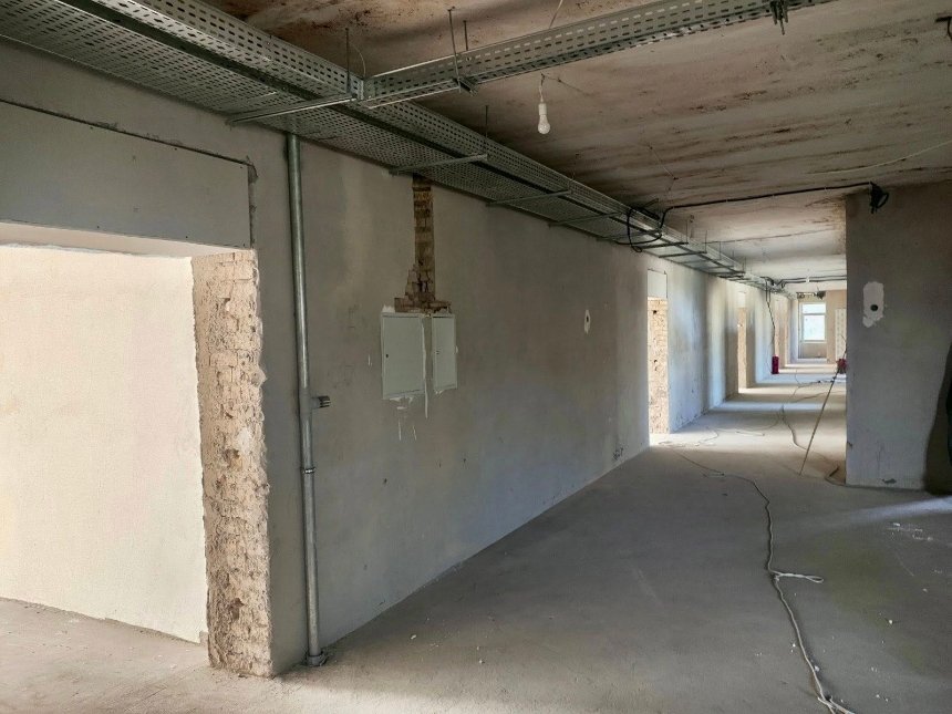 На Київщині відновлюють зруйнований обстрілами ліцей