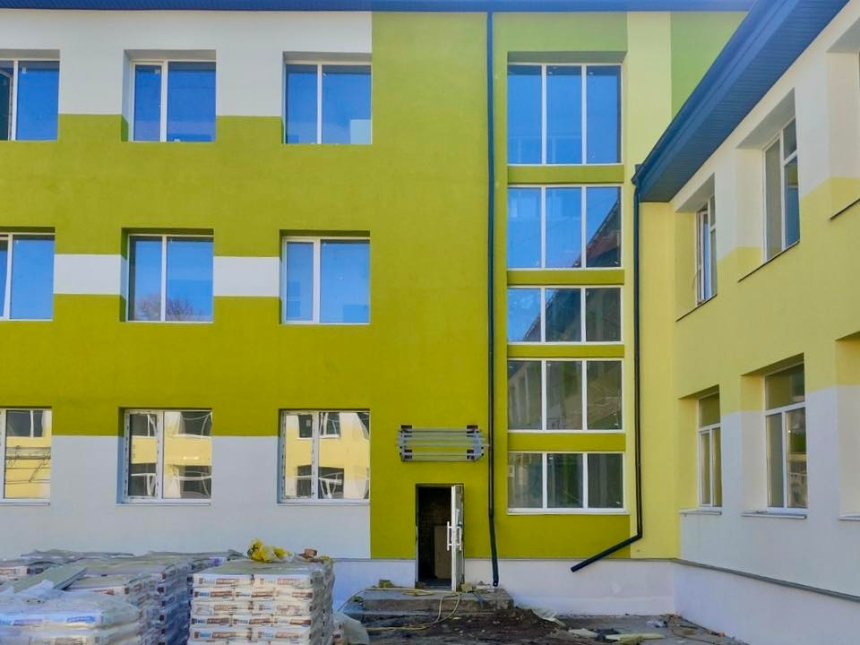 На Київщині відновлюють зруйнований обстрілами ліцей