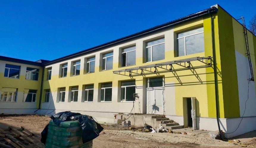 На Київщині відновлюють зруйнований обстрілами ліцей: фото