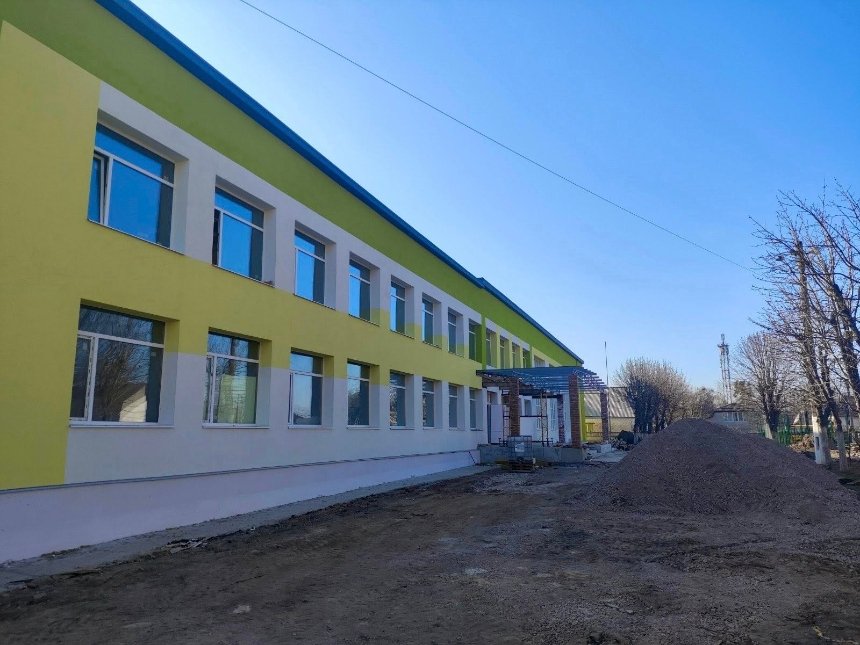 На Київщині відновлюють зруйнований обстрілами ліцей