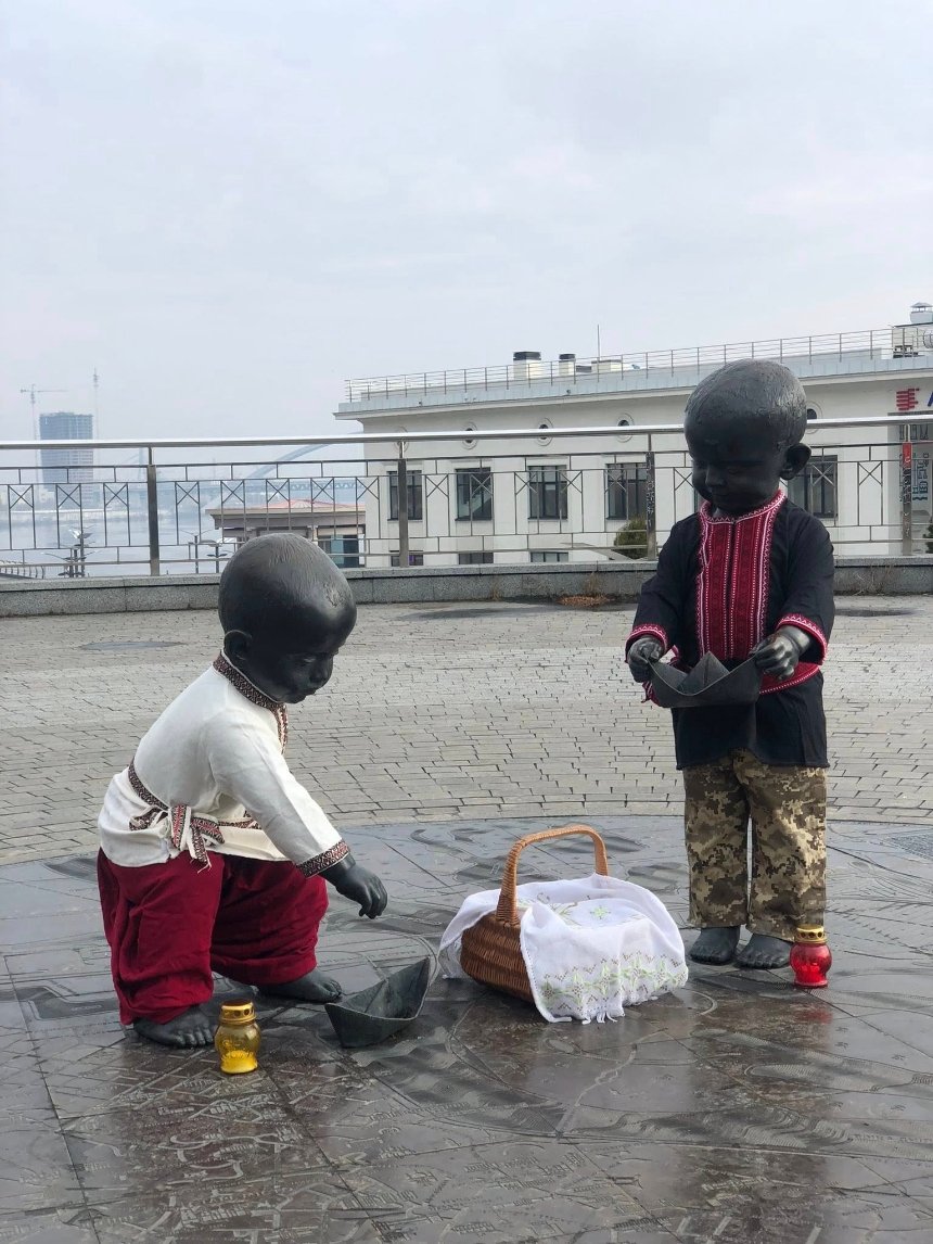 Малюків-засновників Києва святково вбрали до Великодня