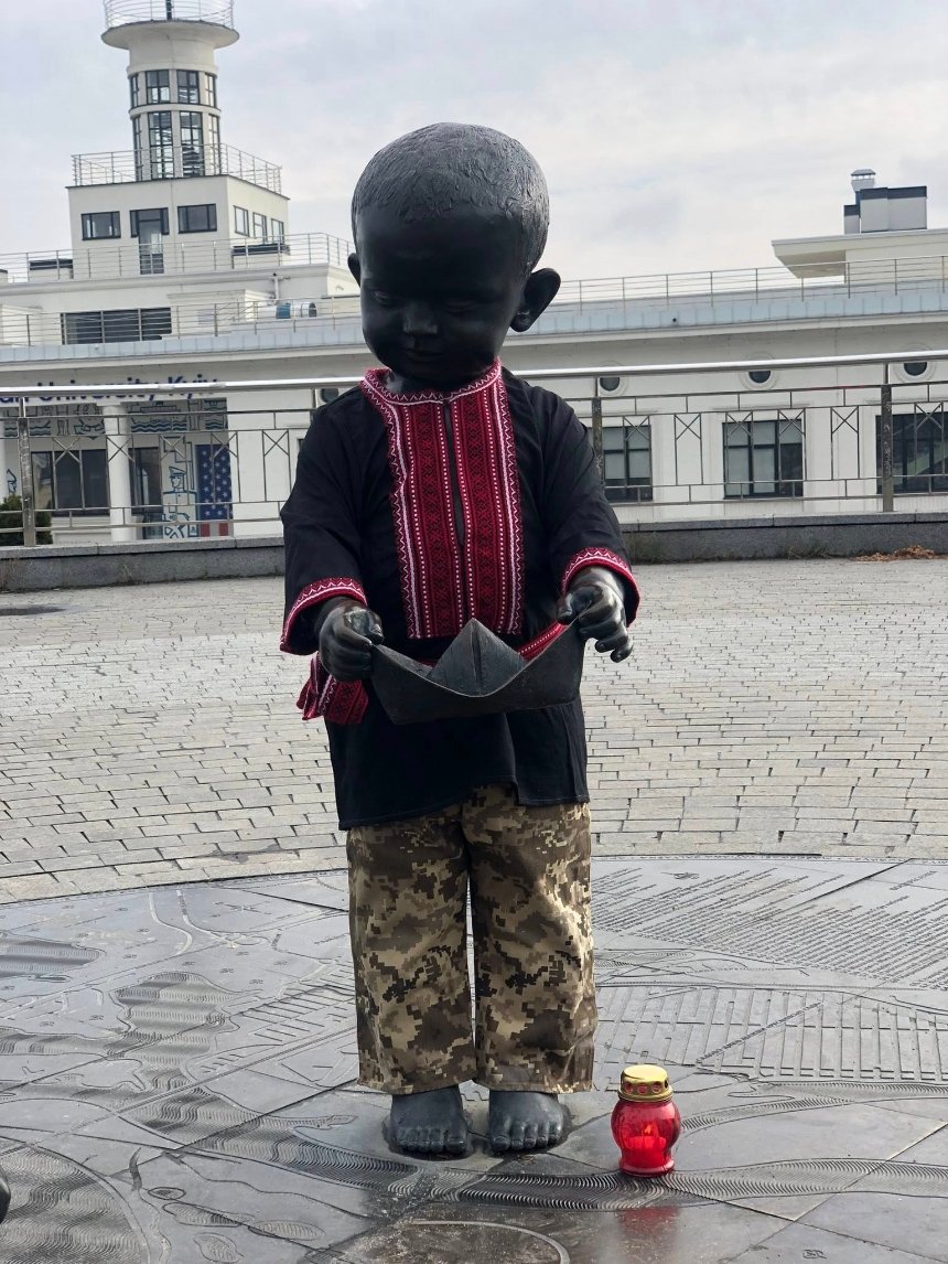 Малюків-засновників Києва святково вбрали до Великодня