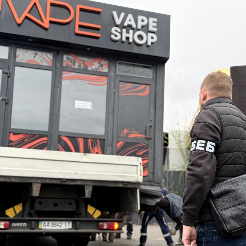У Києві демонтували МАФ, де збували нелегальні вейпи