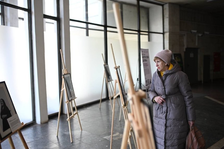 На станції "Золоті Ворота" у Києві відкрили фотовиставку "Бути собі ціллю": про що вона