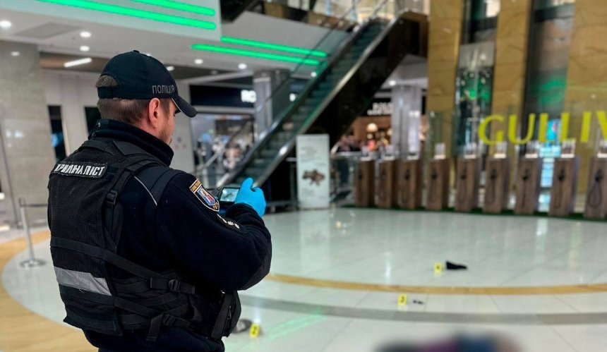 У ТРЦ Gulliver на Печерську чоловік впав із п'ятого поверху: деталі