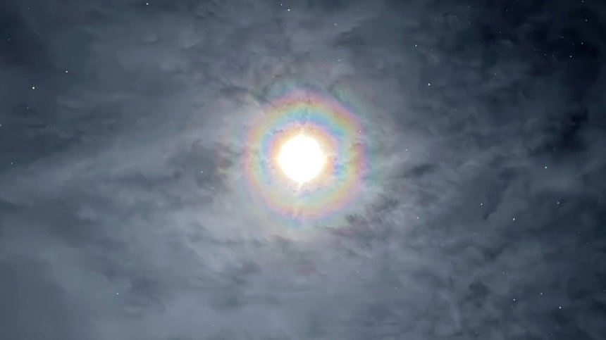 Українські полярники зафіксували вінець навколо Місяця