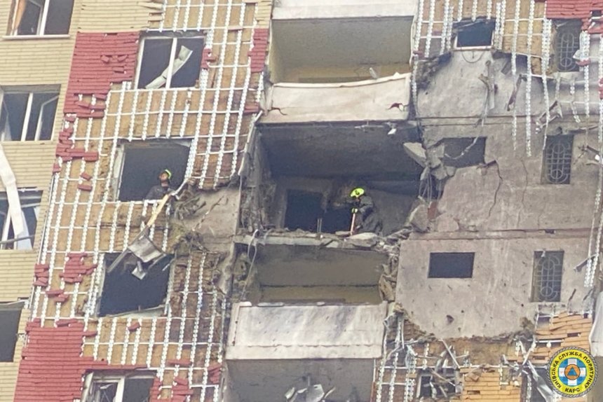 Як рятувальники розбирають аварійні конструкції після нічної атаки