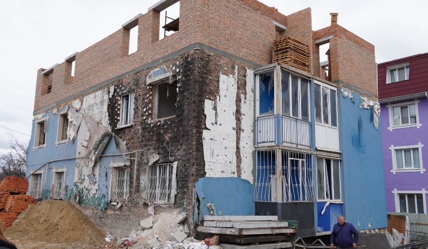 В Ірпені капітально ремонтують пошкоджену росіянами 4-поверхівку: що вже зробили
