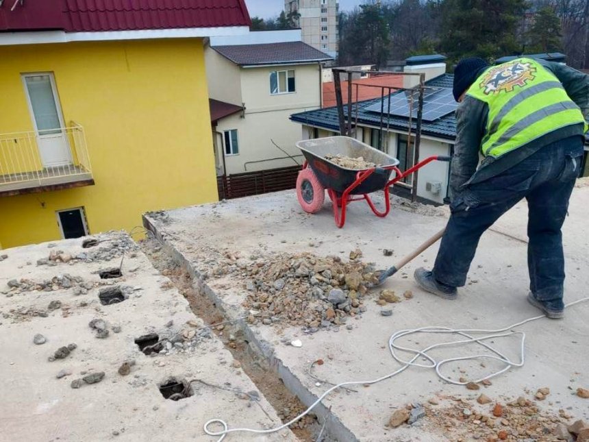 В Ірпені капітально ремонтують пошкоджену росіянами 4-поверхівку