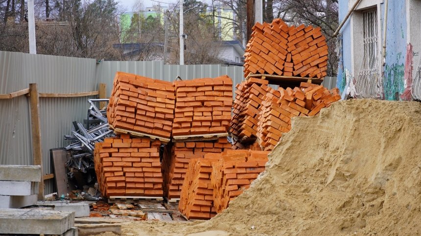 В Ірпені капітально ремонтують пошкоджену росіянами 4-поверхівку
