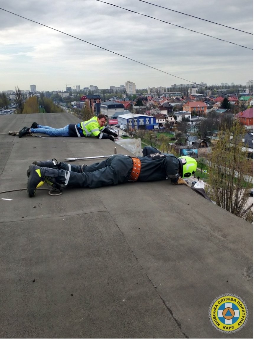 Як рятувальники розбирають аварійні конструкції після нічної атаки