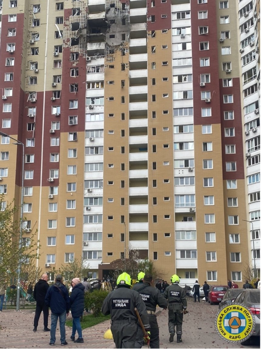 Як рятувальники розбирають аварійні конструкції після нічної атаки