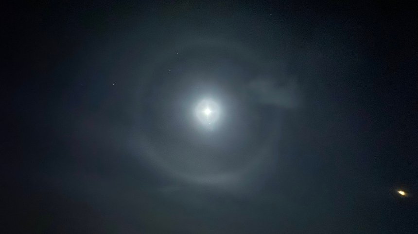 Українські полярники зафіксували вінець навколо Місяця