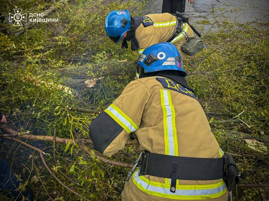 Негода на Київщині 26 квітня 2026 року: понад 60 тис. абонентів без світла