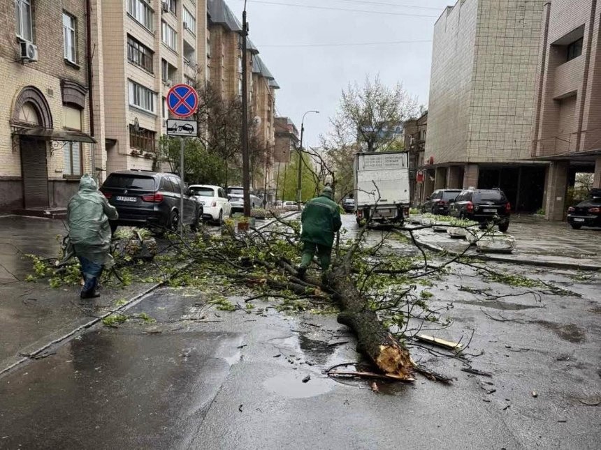 У Києві ліквідовують наслідки негоди