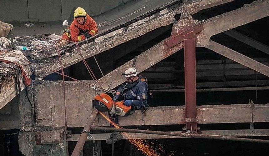 Робота на висоті: як верхолази ДСНС розбирають небезпечні завали на Київщині