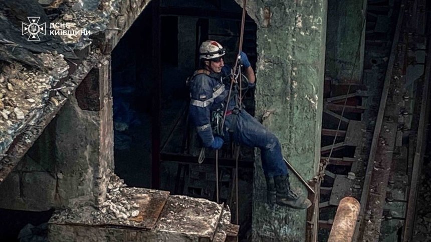 Як верхолази ДСНС розбирають небезпечні завали на Київщині
