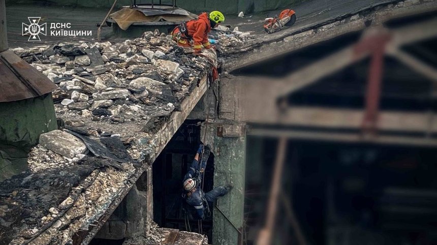Як верхолази ДСНС розбирають небезпечні завали на Київщині