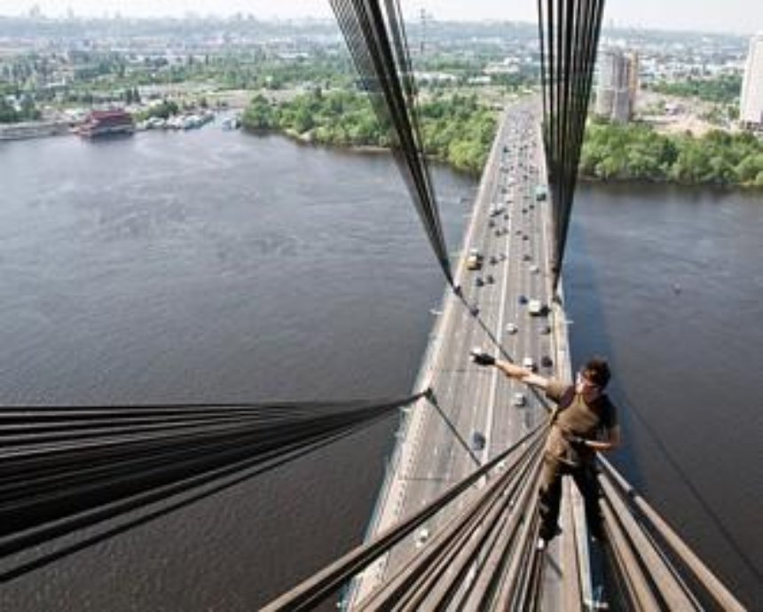 Ползком на высоту 116 метров: подъем по вантам Московского моста