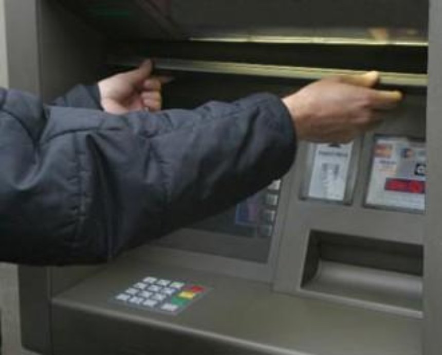 Банки сокращают количество банкоматов
