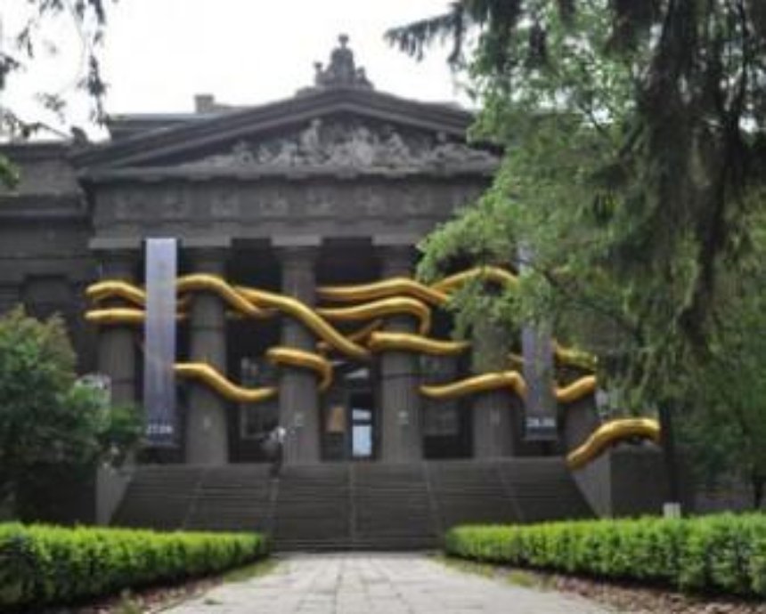 Фасад художественного музея украсила инсталляция