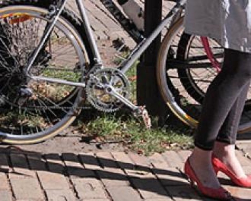 Столичных жителей призывают на велопарад в платьях и на каблуках