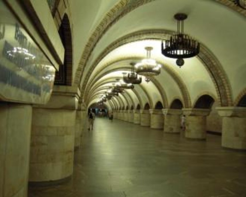 В метро Киева появились двуязычные стенды